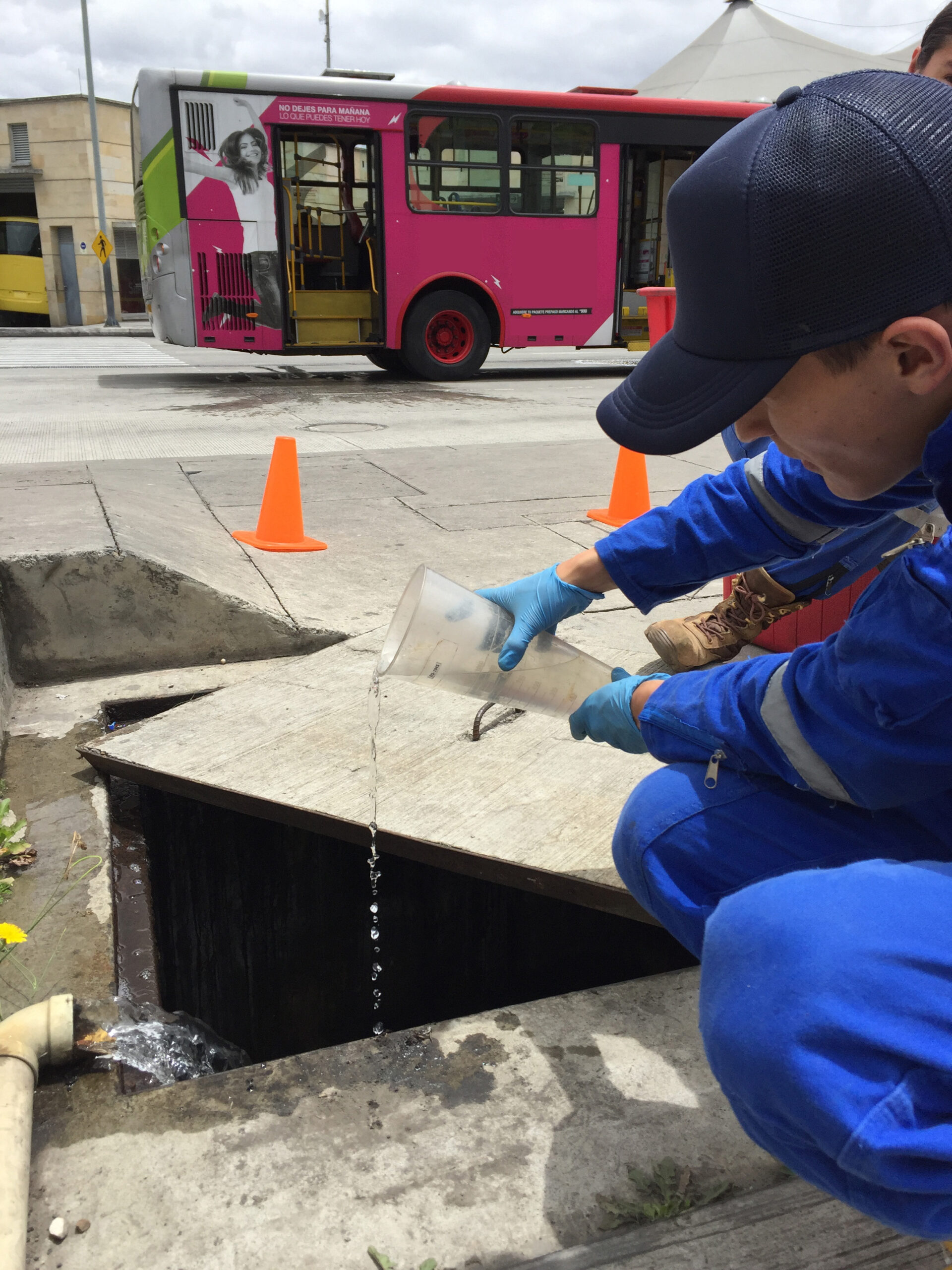 Ingeniero realizando análisis de agua en laboratorio para control de calidad y potabilización