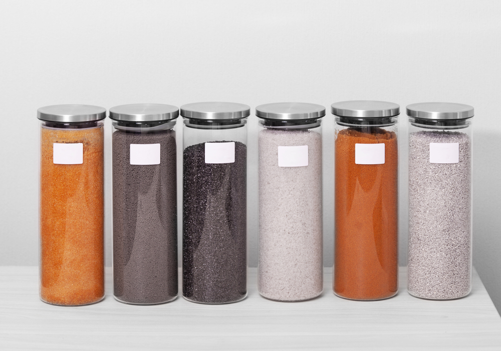 Medios filtrantes como arena, carbón y resinas