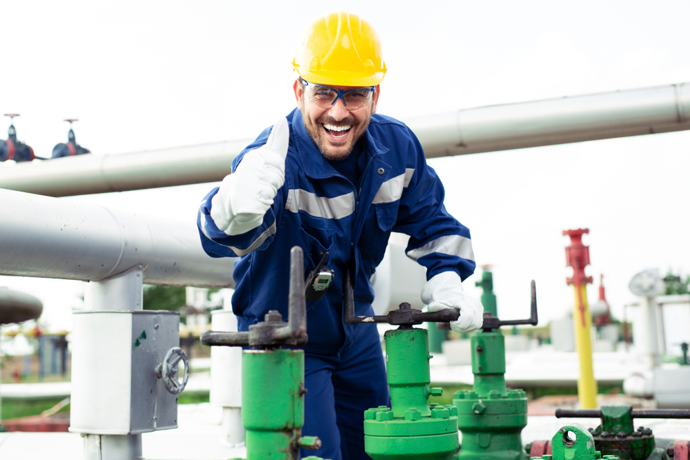 Técnico experto operando planta de tratamiento de aguas residuales para garantizar eficiencia y sostenibilidad